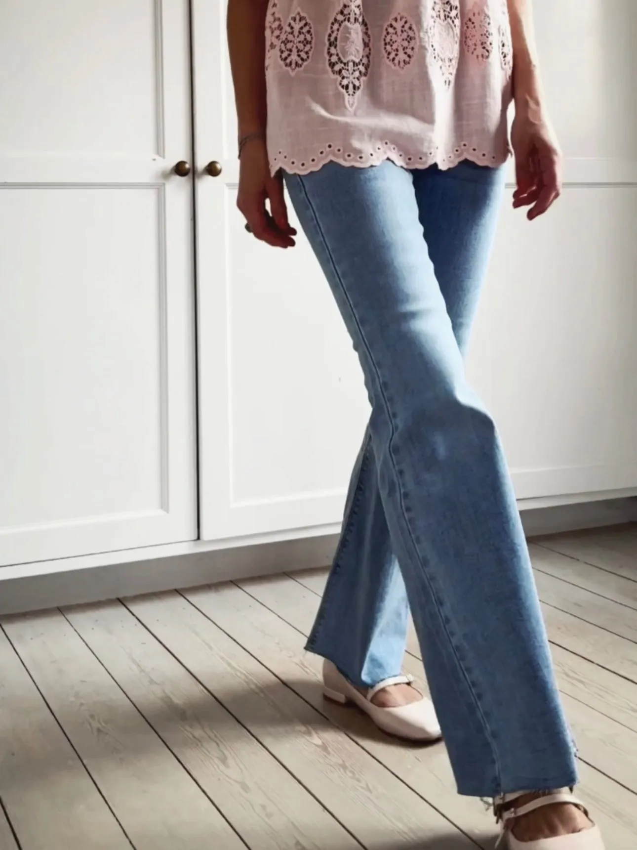 JEANS MID WAIST FLARE AND CUT - LIGHT BLUE